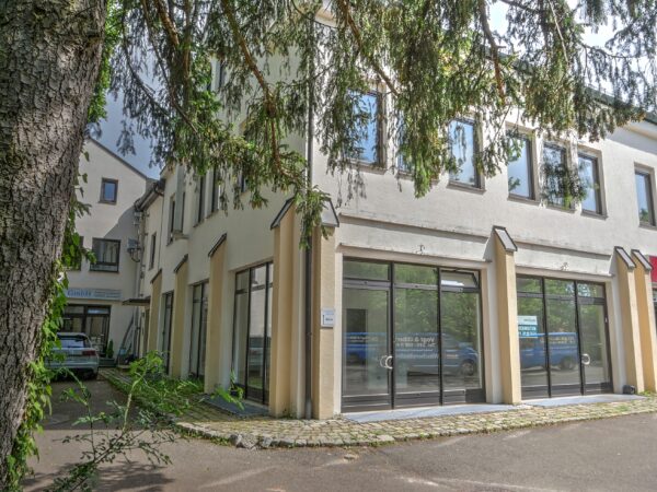 Erstmalig bieten wir diese ebenerdig gelegene Ladenfläche in Krailling zur Miete an. Die angebotenen Flächen befinden sich im EG sowie im Untergeschoss. Die Verbindung erfolgt über eine Wendeltreppe. Durch die großen Fensterfronten ist der Raum hell und freundlich. Parkplätze stehen vor dem Haus zur Verfügung. Die Mietfläche eignet sich als Laden- / Büro- /Praxis- oder Ausstellungsfläche.